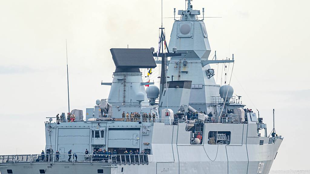 ARCHIV - Die Fregatte «Hessen» läuft aus dem Hafen aus. Foto: Sina Schuldt/dpa