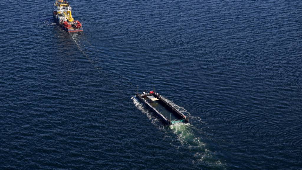 Der Buckelwal wird in seiner Barge vom Schlepper Fortuna B entlang der dänischen Küste in Höhe Aarhus in Richtung Nordsee durch die Ostsee gezogen, die Robin Hood begleitet den Konvoi weiterhin.(Luftaufnahme aus Flugzeug) Foto: Christoph Reichwein/dpa