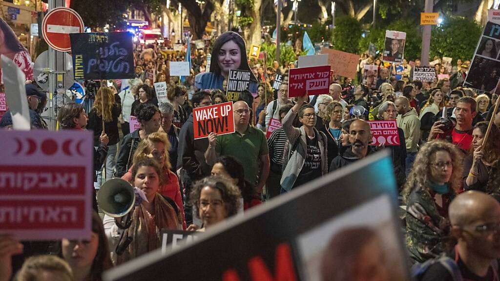 ARCHIV - Menschen protestieren gegen die Regierung des israelischen Premierministers Netanjahu und fordern die Freilassung von Geiseln. Foto: Ariel Schalit/AP/dpa