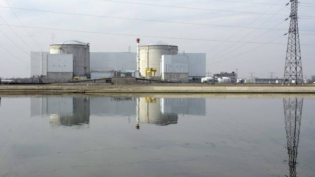Blick auf das Atomkraftwerk Fessenheim, das geschlossen werden soll, sobald in Flamanville ein moderner Atomreaktor in Betrieb ist. Dies soll frühestens 2019 der Fall sein. Die Anlage in Fessenheim liegt rund 40 Kilometer nördlich von Basel.