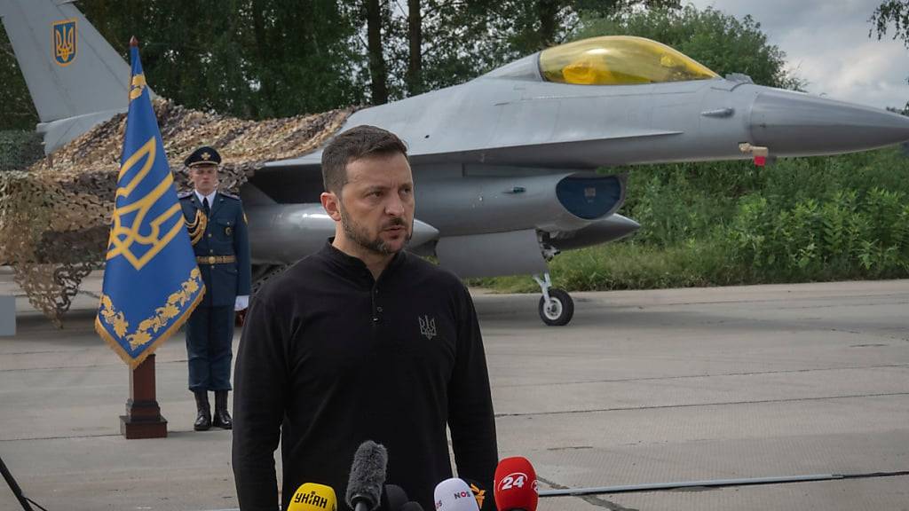 dpatopbilder - Wolodymyr Selenskyj, Präsident der Ukraine, beantwortet Fragen der Medien vor einem der F-16-Kampfjets der ukrainischen Luftwaffe. Foto: Efrem Lukatsky/AP/dpa