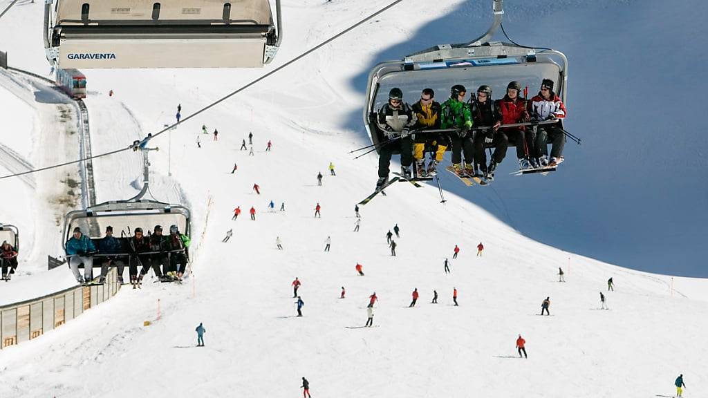 Gut gefüllte Sessel und Skipisten im Davoser Parsenn-Gebiet. Die Bündner Bergbahnbranche spricht von einer sehr erfreulichen Entwicklung der Gästezahlen in der bisherigen Wintersaison. (Archivbild)