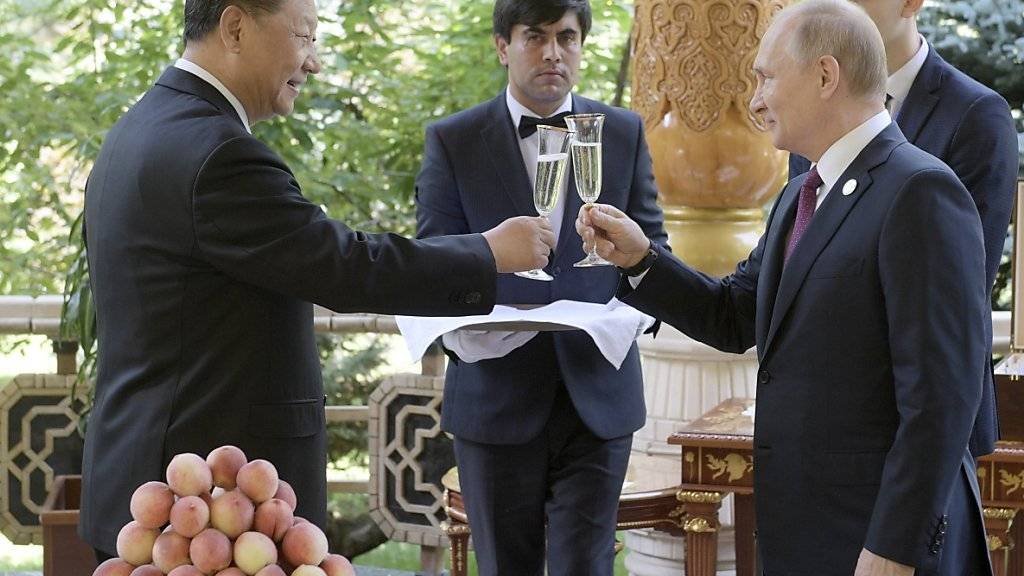 Chinas Präsident Xi Jinping stösst mit dem russischen Präsidenten Wladimir Putin auf seinen Geburtstag an.