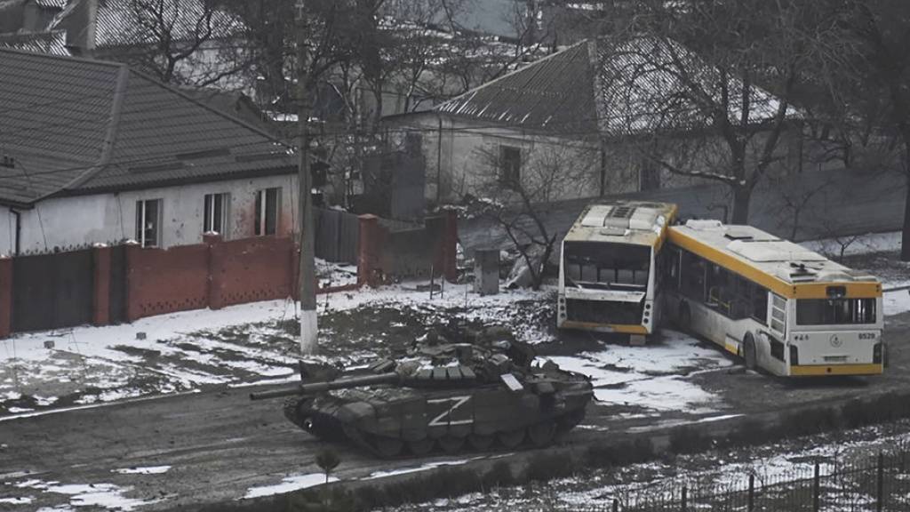 Ein russischer Panzer in einem Vorort der ukrainischen Stadt Mariupol. (Archivbild)