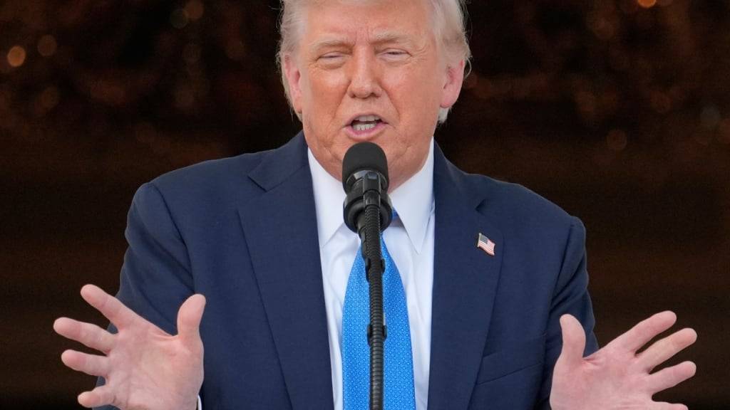 US-Präsident Donald Trump spricht auf dem South Lawn des Weißen Hauses. Foto: Alex Brandon/AP/dpa
