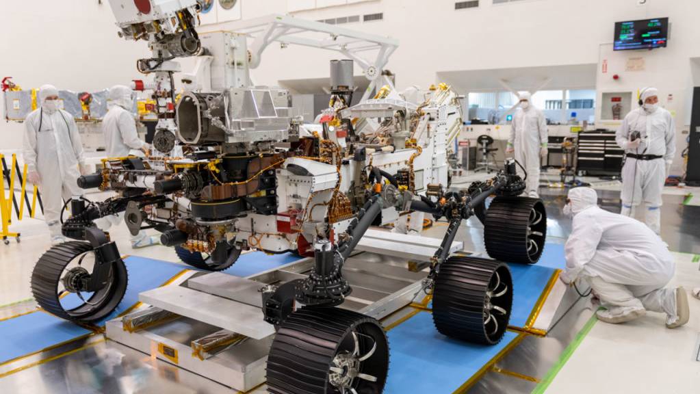 Der Mars-Rover bei seinem ersten Test in steriler Umgebung am 17. Dezember 2019.