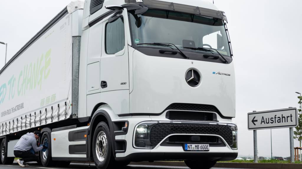 Der Gewinn beim Nutzfahrzeughersteller Daimler Truck ist auch im zweiten Quartal deutlich gebremst worden. Zölle drückten auf die Profitabilität. Für das Gesamtjahr ist der Konzern aber etwas optimistischer. (Archivbild)