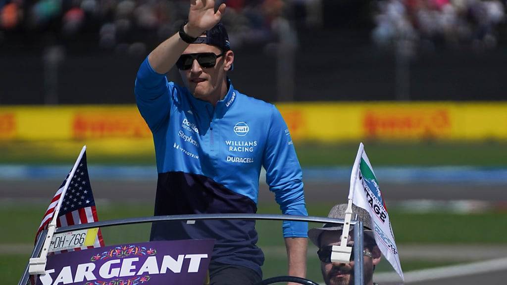 Logan Sargeant winkt in Mexico City ins Publikum