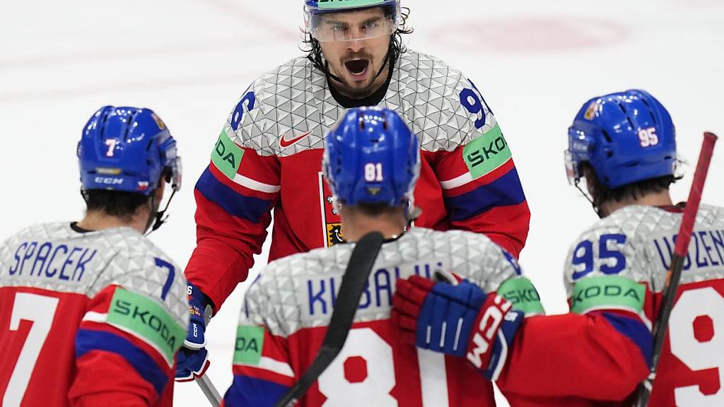 Die Tschechen mit dem ehemaligen Ambri-Spieler und 2:0-Torschützen Dominik Kubalik (hinten) zeigen der Überraschungsmannschaft aus Österreich die Grenzen auf