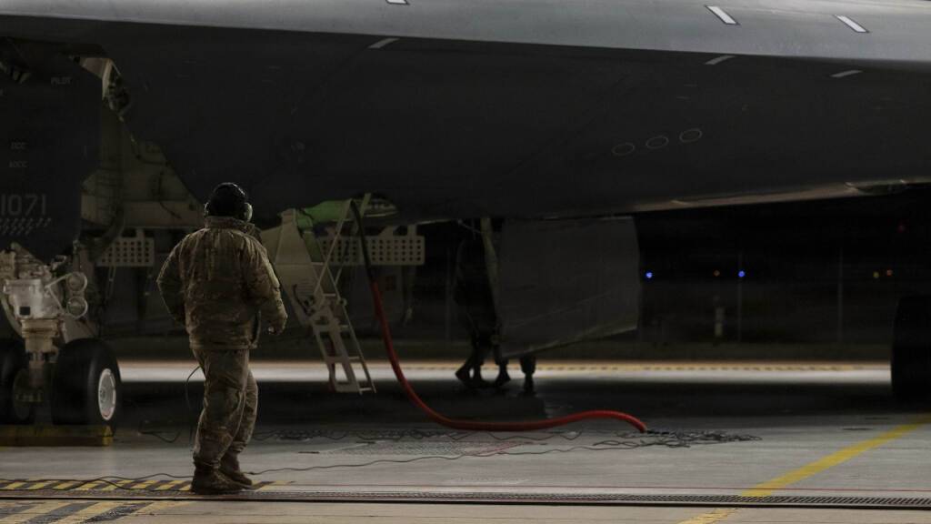 Flieger der U.S. Air Force bereiten einen strategischen Tarnkappenbomber vom Typ B-2 Spirit für einen Bombeneinsatz zur Unterstützung der Operation Epic Fury am 17. März 2026 an einem ungenannten Ort vor. Foto: Usaf/U.S. Air/Planet Pix via ZUMA Press Wire/dpa (Archivbild)