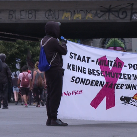 In Bern protestierten mehrere hundert Menschen gegen Übung «Fides»