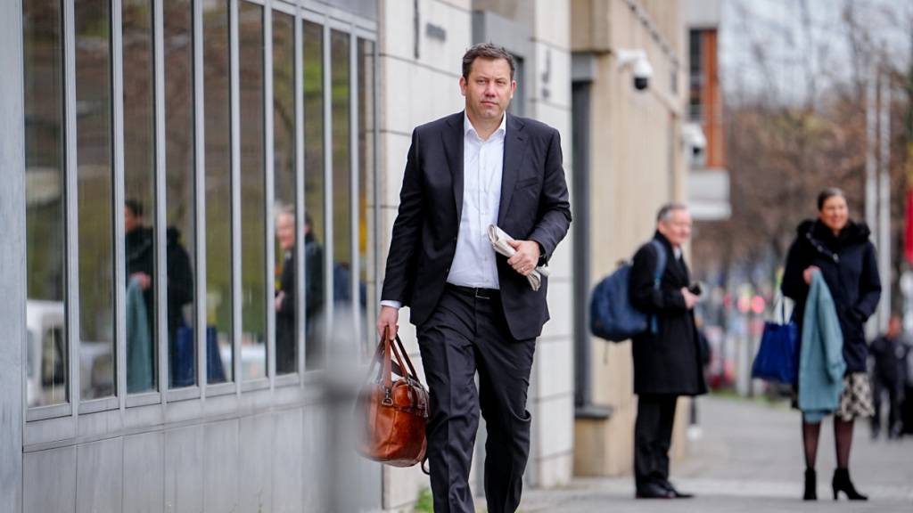 Lars Klingbeil, SPD-Fraktions- und Bundesvorsitzender, kommt an der CDU-Parteizentrale, dem Konrad-Adenauer-Haus, zu Beginn der Fortsetzung der Koalitionsverhandlungen von Union und SPD an. Foto: Kay Nietfeld/dpa