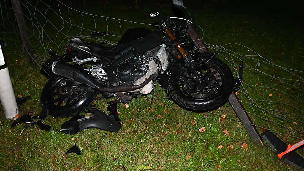 Der Jugendliche kam mit einem Motorrad von der Strasse ab und prallte in einen Maschendrahtzaun.
