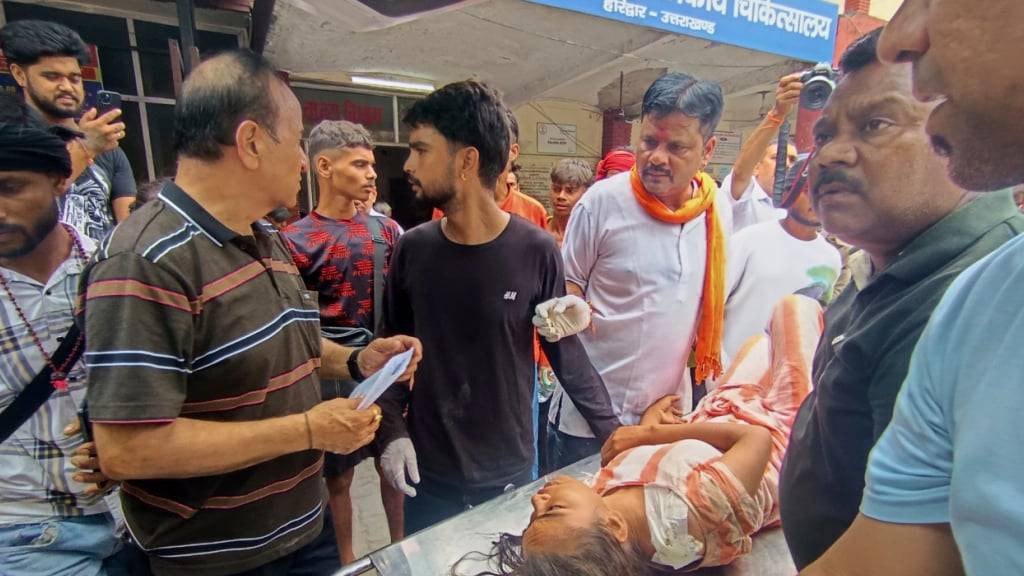 Eine verletzte Person wird in ein Krankenhaus in Haridwar getragen. Foto: Uncredited/AP/dpa