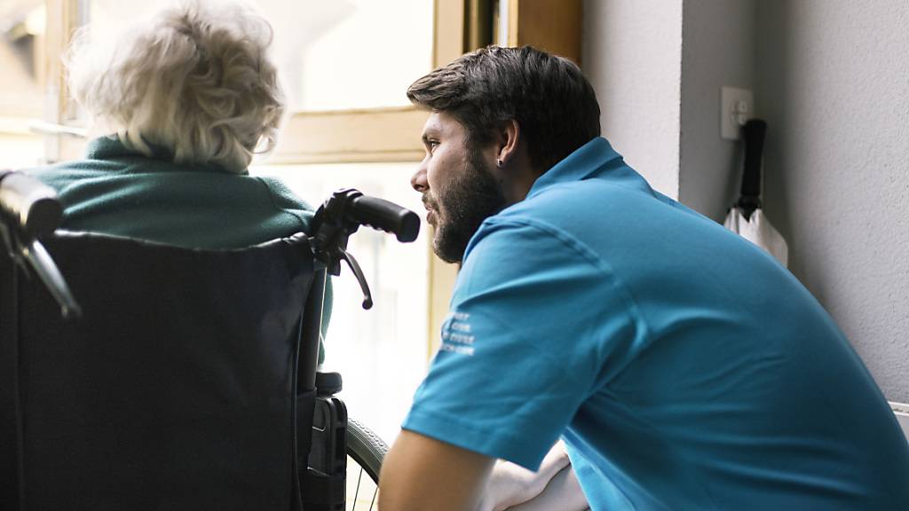 Sollen Zivis künftig pflegende Angehörige zu Hause entlasten? Der Bundesrat hat ein Pilotprojekt dafür in Auftrag gegeben. (Archivbild)