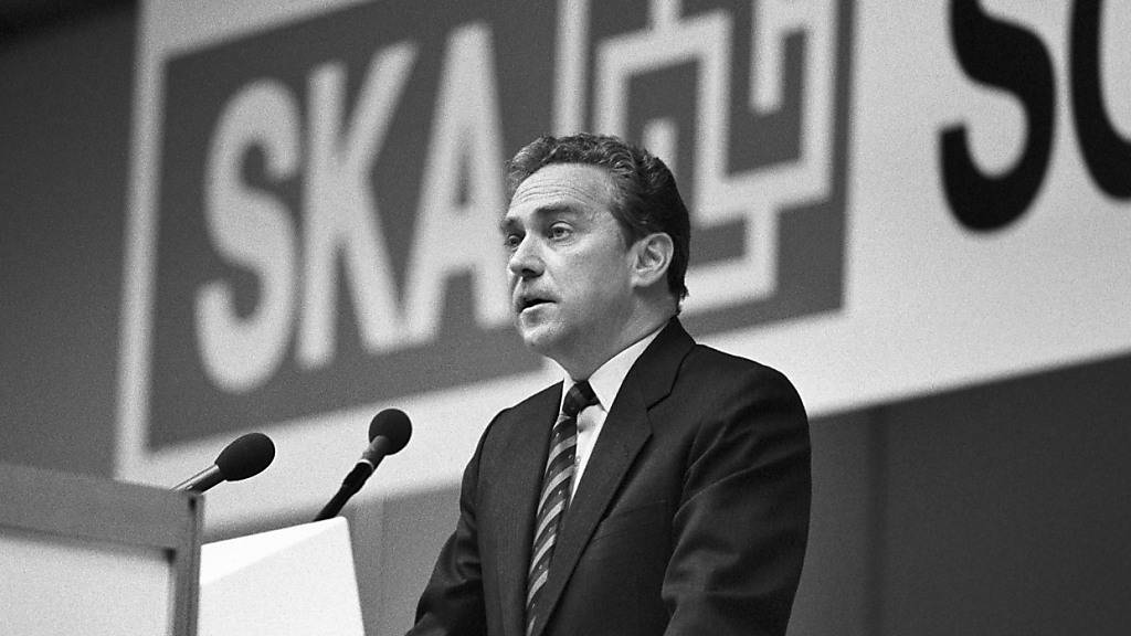 Rainer E. Gut spricht 1985 als Verwaltungsratspräsident der Schweizerischen Kreditanstalt (SKA) an der Generalversammlung der Bank. (Archivaufnahme)