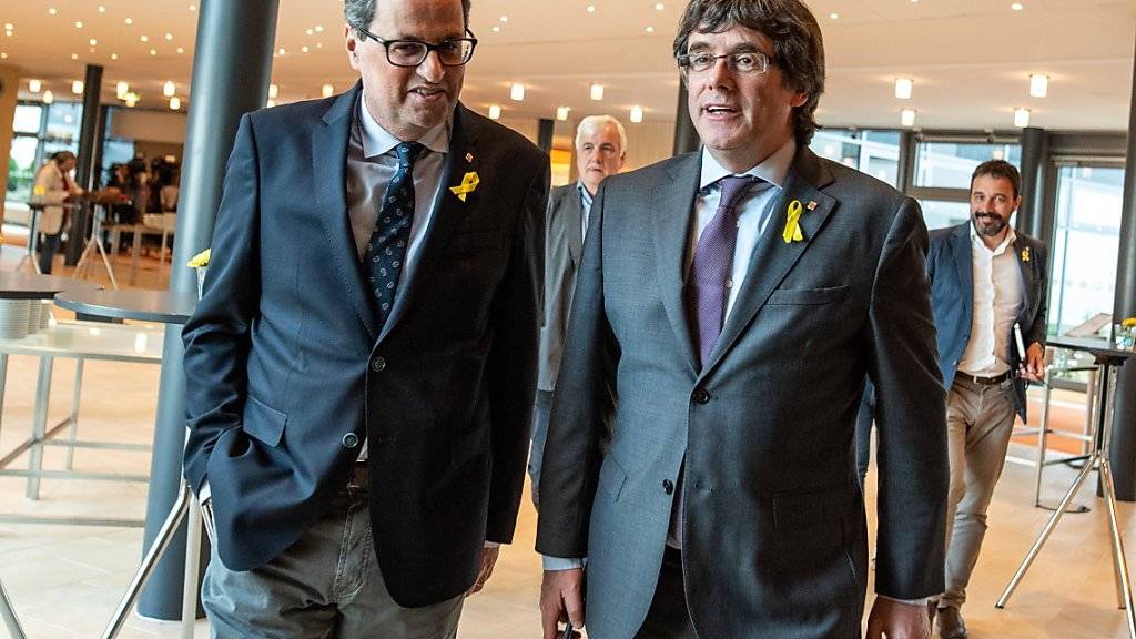 Carles Puigdemont (rechts), der frühere katalanische Regionalpräsident, und sein Nachfolger Quim Torra wollen Katalonien weiterhin auf einen von Spanien unabhängigen Weg führen. Die beiden haben am Montag eine neue separatistische Bewegung gegründet. (Archivbild)