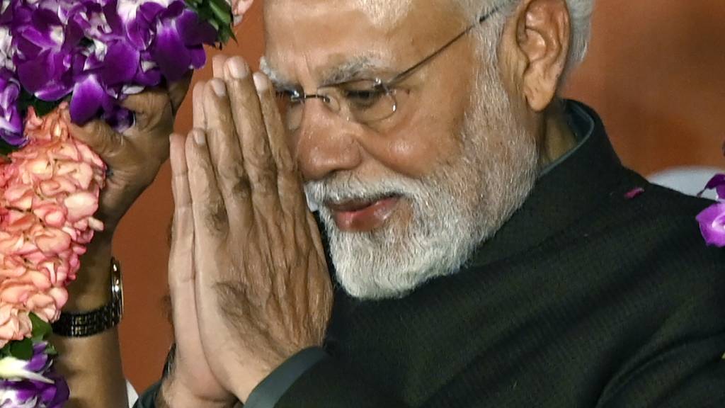 Narendra Modi, Premierminister von Indien, begrüßt Parteimitglieder in der BJP-Zentrale in Neu-Dehlhi. Foto: Uncredited/AP/dpa