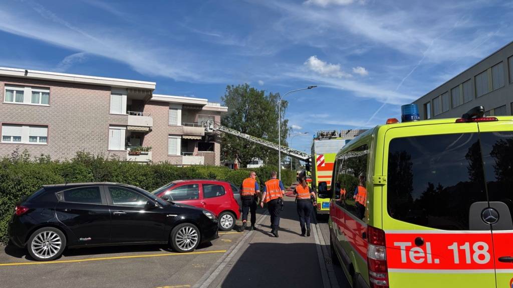 Mit einer leichten Rauchvergiftung wurde die 67-jährige Bewohnerin der Brandwohnung in Regensdorf ins Spital gebracht.