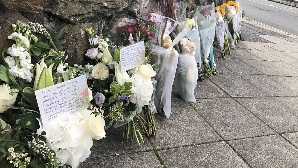 Blumen und Plüschtiere vor dem Lidl-Supermarkt in der Wolesley Road  in Plymouth, wo am Abend des 12.08.2021 sechs Menschen, darunter der Täter, bei einem Schusswaffenangriff an ihren Verletzungen starben. Foto: Rod Minchin/PA Wire/dpa