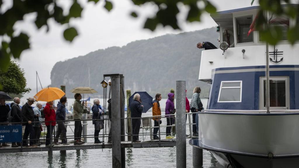 Schiffsausfahrten, wie hier am Walensee im Kanton St. Gallen, werden wohl auch in der nächsten Woche eher von nassem und kühlem Wetter begleitet.