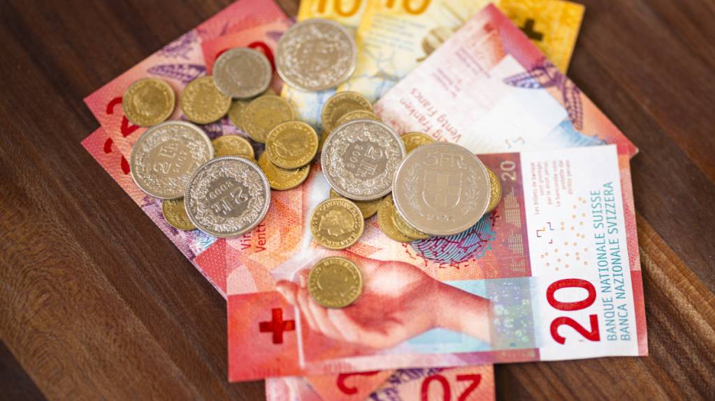 Auf Schweizer Sparkonten gibt es immer weniger Zinsen. Eine Reihe von Banken bezahlt gar keinen Zins auf Sparkonti mehr.(Symbolbild)