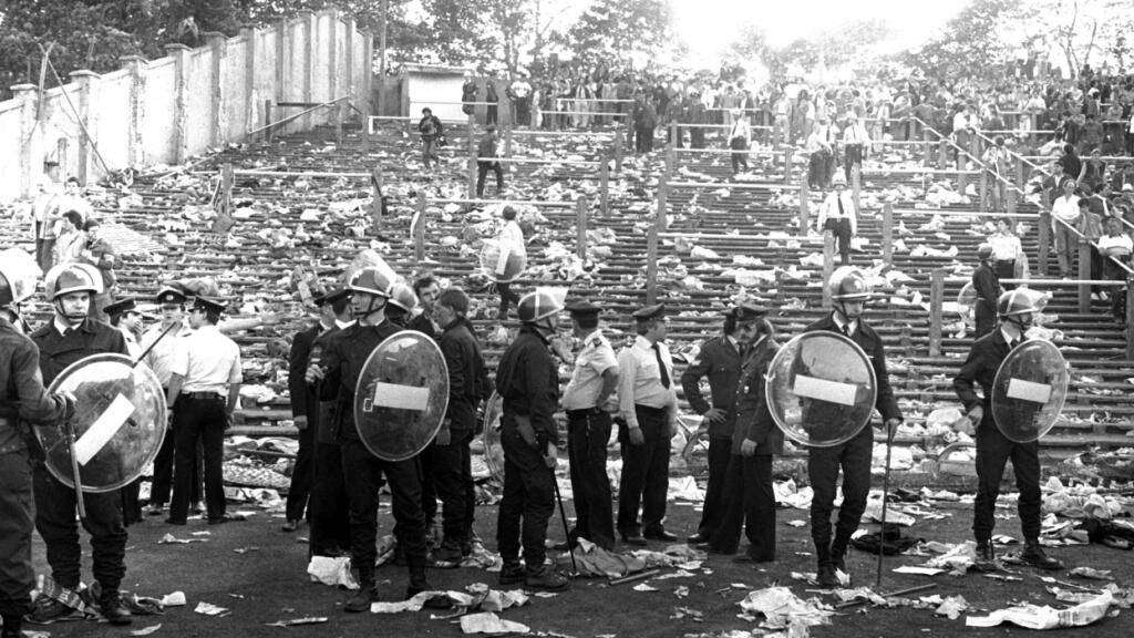 Der betroffene Fanblock ist nach dem Unglück verlassen, der Match soll wenige Minuten später trotzdem beginnen