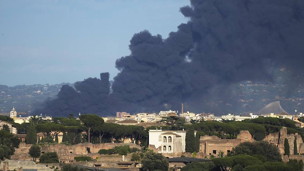 Rauchschwaden steigen nach einem Brand auf einem Schrottplatz im Südosten von Rom auf. Ein weiterer Großbrand hat am Wochenende den Himmel über mehreren Stadtteilen von Rom verdunkelt. Dies war der vierte Großbrand in Rom in den vergangenen vier Wochen. Foto: Gregorio Borgia/AP/dpa