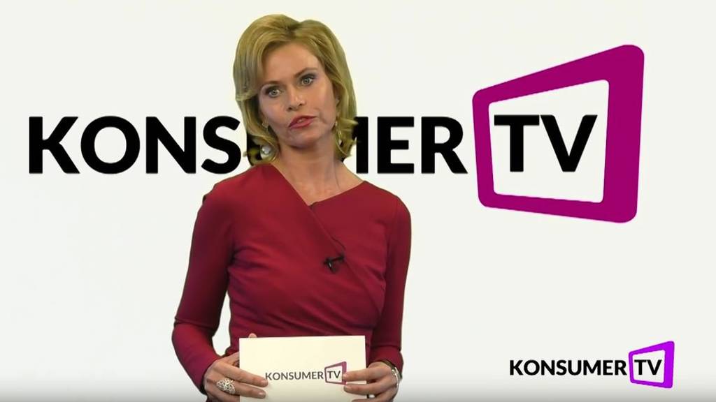 Irina Beller liest vom Teleprompter ab.