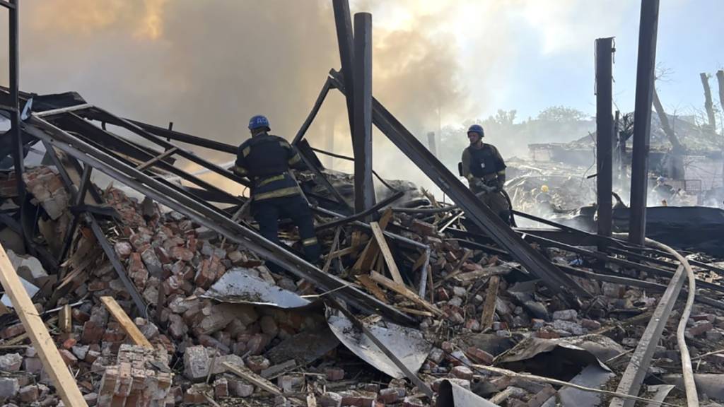dpatopbilder - HANDOUT - Rettungskräfte arbeiten in Krywyj Rih nach einem Angriff daran, einen Brand zu löschen. Foto: Uncredited/Ukrainian Emergency Service/AP/dpa - ACHTUNG: Nur zur redaktionellen Verwendung und nur mit vollständiger Nennung des vorstehenden Credits