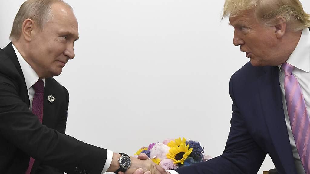 ARCHIV - Wladimir Putin (l), Präsident von Russland, und Donald Trump, Präsident der USA, geben sich während des G20-Gipfels die Hand. Foto: Susan Walsh/AP/dpa