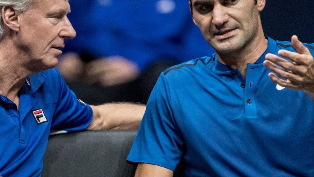 Roger Federer diskutiert mit Captain Björn Borg
