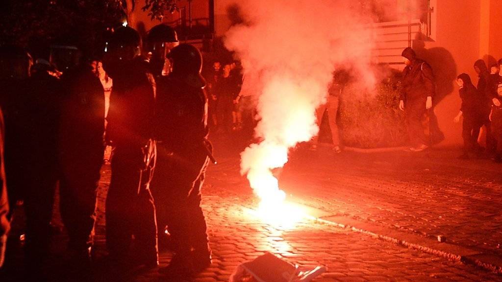 Mehrere Polizisten wurden verletzt, als in Berlin eine linke Demonstration zur Unterstützung von Hausbesetzern in Krawallen ausartete.