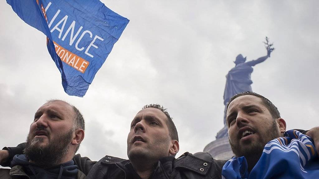 Polizisten protestieren auf der Place de la République gegen Gewalt und Hass.