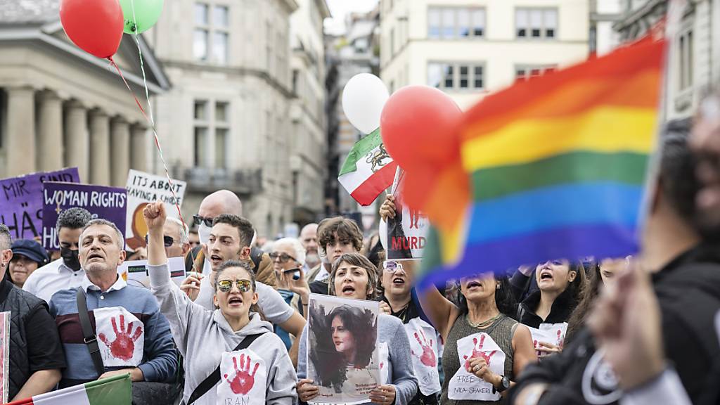 Mehrere Hundert Menschen haben am Samstag in Zürich und Bern gegen den Tod der Iranerin Masha Amini und für ein freies Iran demonstriert.