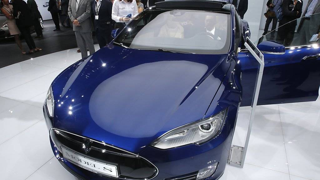Das Elektroauto-Unternehmen Tesla will in Zukunft nicht nur Autos, sondern auch Lastwagen und Busse bauen. Darüber hinaus will das Unternehmen auch Solardächer anbieten.