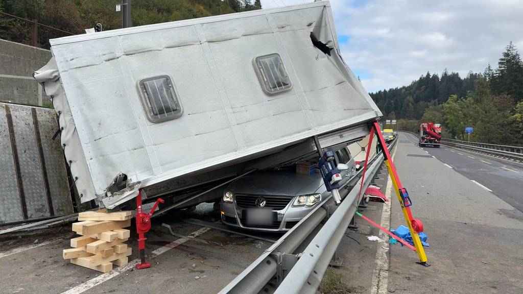 Schwerer Unfall mit Viehanhänger in Biberbrugg – Frau (84) schwer verletzt