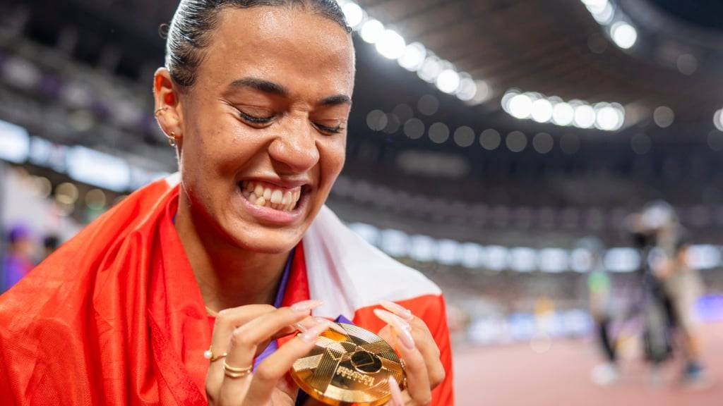Ditaji Kambundji präsentiert ihre WM-Goldmedaille