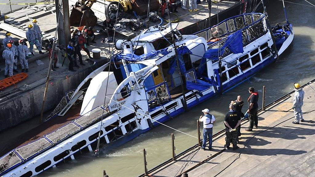 Mit vier Leichen an Bord geborgen: Das gekenterte Ausflugsschiff in der Donau in Budapest.