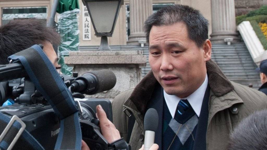 Pu Zhiqiang spricht in einer Aufnahme aus dem Jahr 2012 mit Medienvertretern. Dem Bürgerrechtsanwalt wird in Peking der Prozess wegen kritischer Äusserungen gemacht. (Archivbild)
