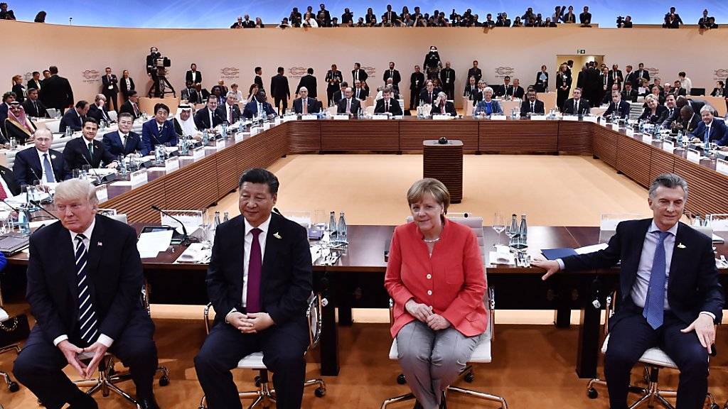 Blick in den Saal, wo der zweitägige G20-Gipfel stattfindet, mit Gastgeberin Angela Merkel