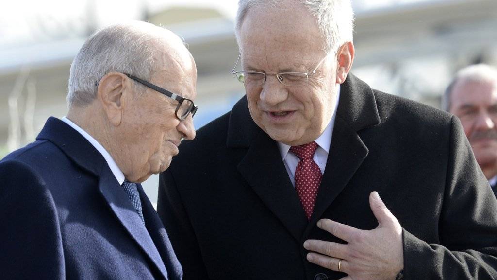 Der tunesische Präsident Caïd Essebsi (links) und der Schweizer Bundespräsident Schneider-Ammann diskutieren nach der Ankunft Caïd Essebsis in Zürich.