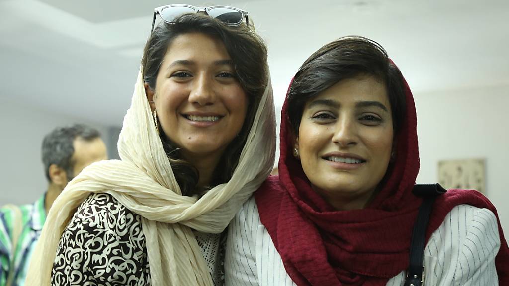ARCHIV - Die Journalistinnen Nilufar Hamedi (l) und Elaheh Mohammadi (r). Die Frauen sind im Zusammenhang mit den landesweiten Protesten im vergangenen Jahr zu langen Haftstrafen verurteilt worden. Foto: Mehrdad Aladin/dpa