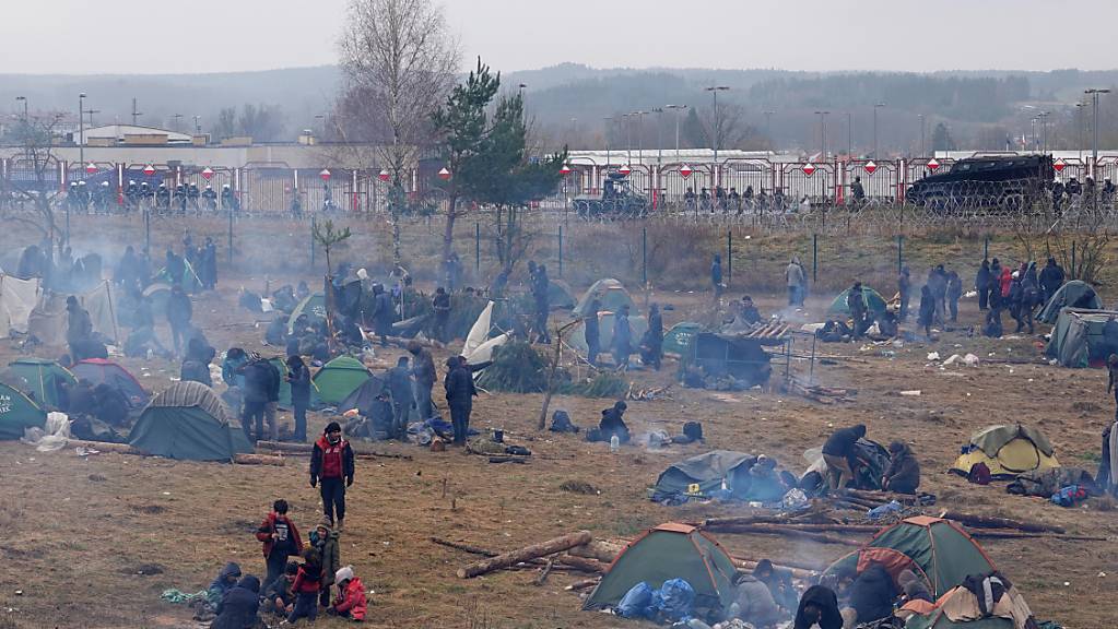 Migranten campieren in der Nähe der Grenze zu Polen. Foto: Ulf Mauder/dpa