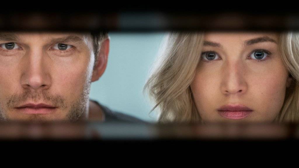 Jim (Chris Pratt) und Aurora (Jennifer Lawrence) in einer Szene des Films «Passengers». Lawrence verdient dabei doppelt so viel wie ihr Partner (Archiv)