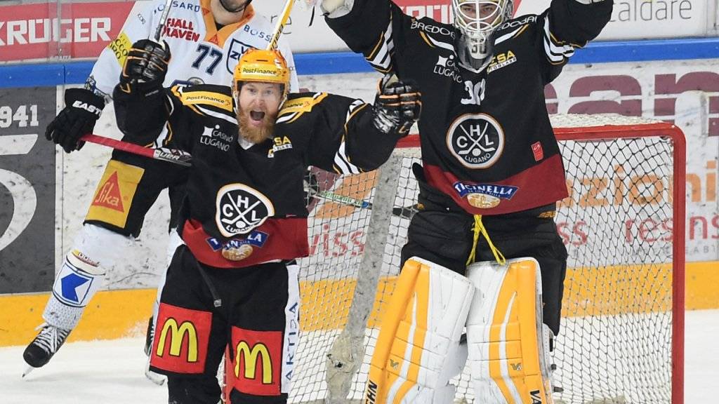 Jubeln nach dem Halbfinal-Einzug gegen Zug im Duett: Luganos Topskorer Linus Klasen (links) und Goalie Elvis Merzlikins