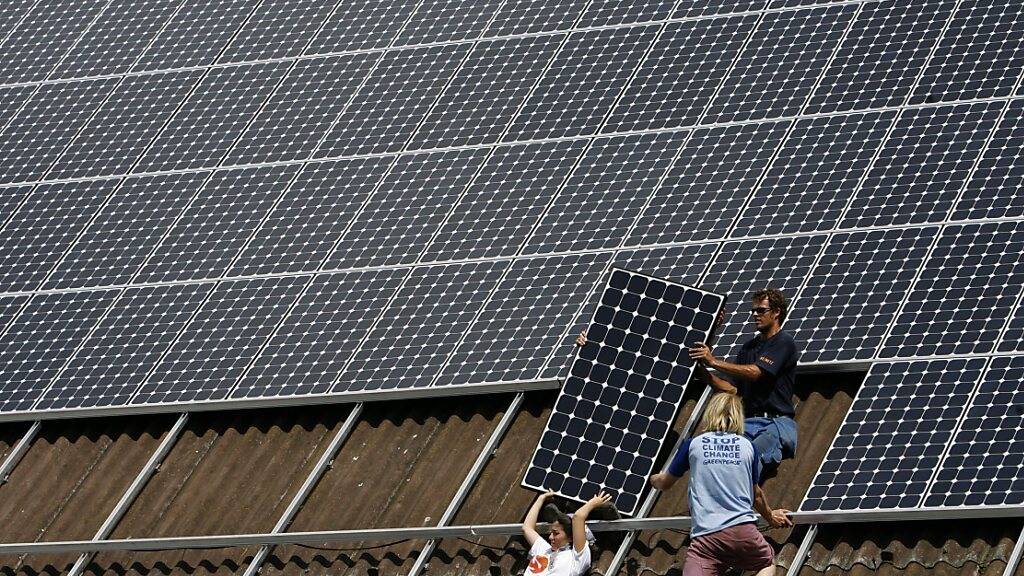 Das Bewilligungsverfahren für Solaranlagen im Kanton Schwyz wird weniger kompliziert. (Archivbild)