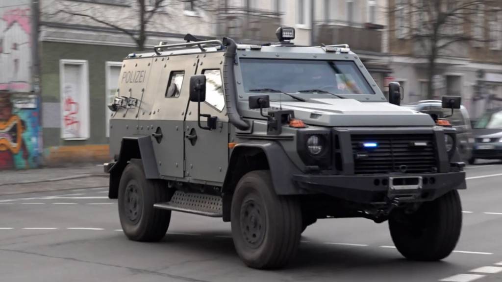 Ein gepanzertes Fahrzeug steht auf der Straße. Foto: Paul Zinken/dpa