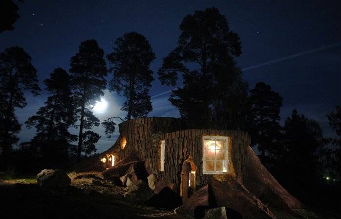 Könnte auch in einem Film sein: Baumstumpfhäuser in Schweden (Bild: norrqvarn.se).