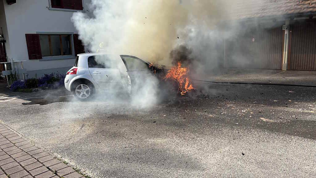 Unmittelbar nachdem das Auto in Gommiswald SG parkiert worden war, fing es Feuer.